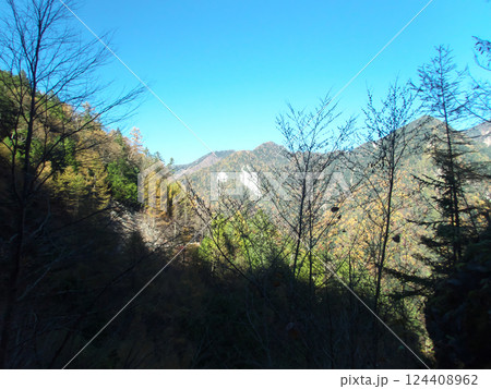 山影から秋の山を眺める 山影から秋の山を眺める 124408962