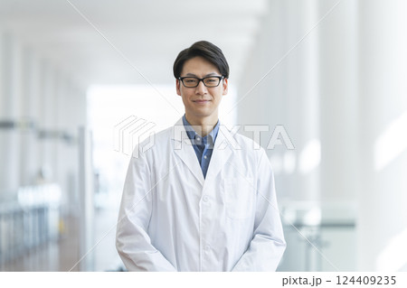 カメラ目線で微笑む白衣を着た40代の男性 カメラ目線で微笑む白衣を着た40代の男性 124409235