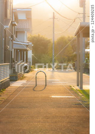 ノスタルジックな街の風景 夕景と住宅街と山 ノスタルジックな街の風景 夕景と住宅街と山 124409285