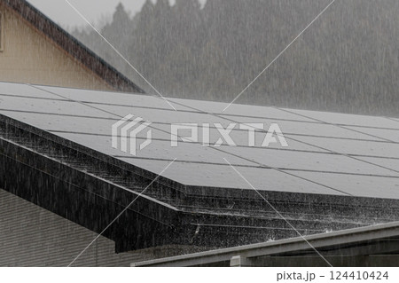 太陽光発電のパネルに激しく打ち付ける大雨 124410424