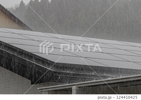 太陽光発電のパネルに激しく打ち付ける大雨 太陽光発電のパネルに激しく打ち付ける大雨 124410425