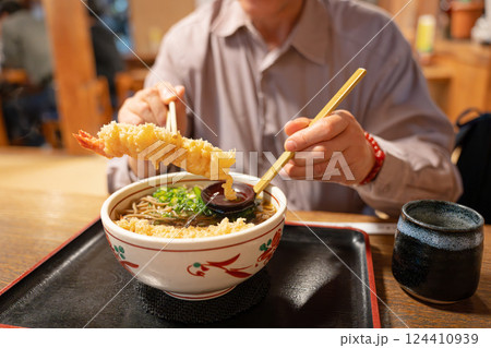 天ぷら蕎麦を食べるシニア男性 天ぷら蕎麦を食べるシニア男性 124410939