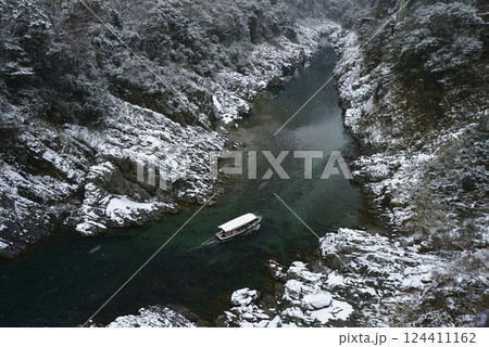 雪景色の大歩危峡金毘羅瀬を遊覧 124411162