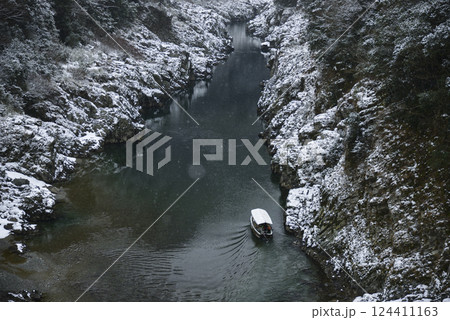 雪景色の大歩危峡を遊覧 124411163
