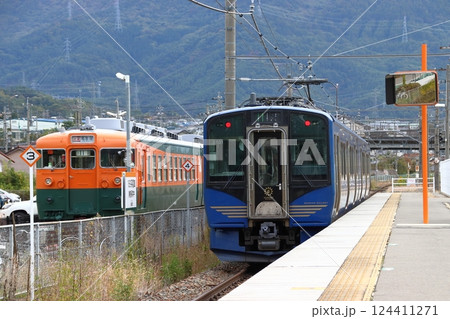しなの鉄道坂城駅を発車するしなの鉄道SR1系電車 124411271