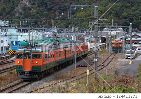 しなの鉄道坂城駅を発車するしなの鉄道115系湘南色 124411273