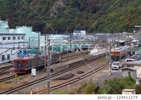 しなの鉄道坂城駅に到着するしなの鉄道115系電車 124411274