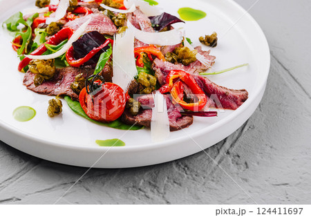 Gourmet roast beef salad with vegetables and cheese 124411697