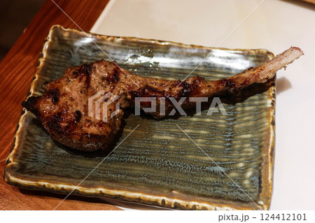close up of grilled lamb meat mutton drumstick rack on a green plate with copy space close up of grilled lamb meat mutton drumstick rack on a green plate with copy space 124412101