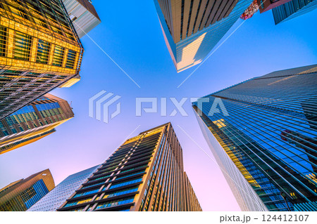 日本の東京都市景観 夕日を浴びる大手町のビル群。画面左上は大手町ビルヂィング… 124412107