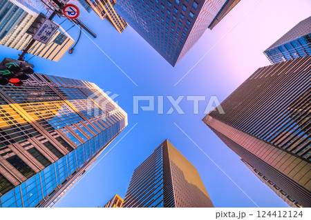 日本の東京都市景観　夕日を浴びてオレンジ色に染まる大手町や丸の内のビル群などを望む。赤信号…日本は… 124412124