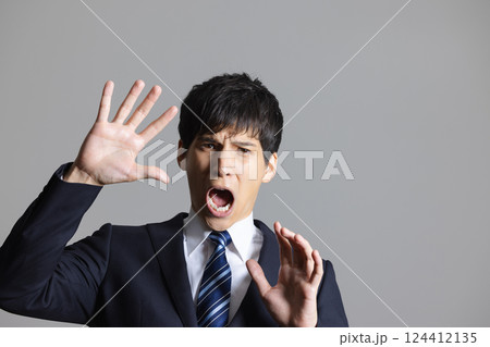 ビジネスマン　ジェスチャー　驚く 124412135