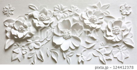 白い花々の立体的な彫刻が美しく並ぶ装飾的な 124412378