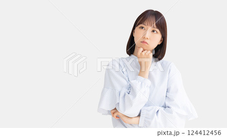 考えごとをする女性・ビジネスウーマン 考えごとをする女性・ビジネスウーマン 124412456