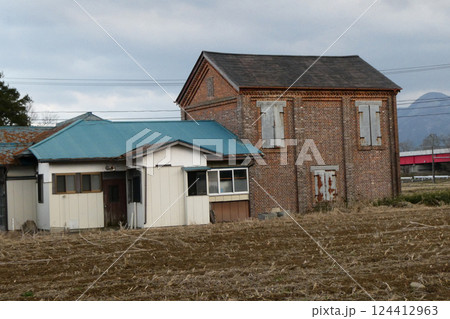 岩手県盛岡市田んぼの中のレンガ造りの倉庫 124412963