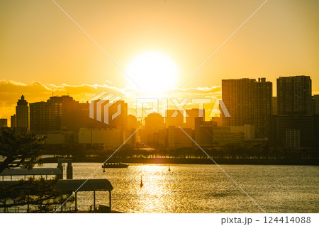 東京都・港区・お台場海浜公園の夕日 124414088