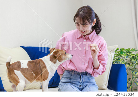 犬におやつをあげる女性 124415034
