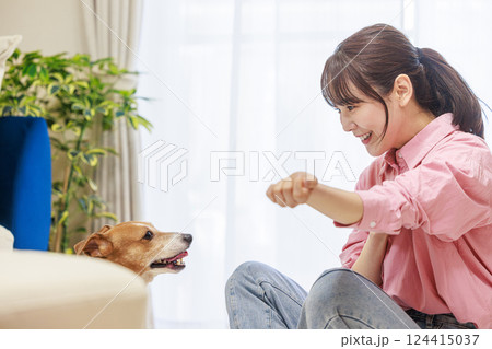 犬におやつをあげる女性 犬におやつをあげる女性 124415037