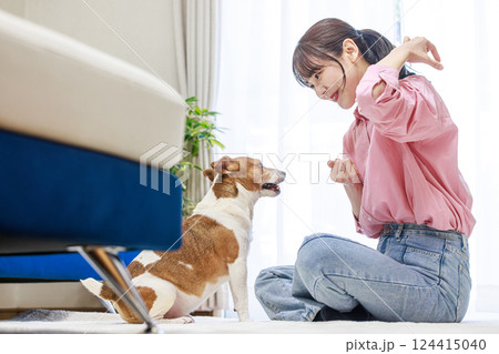 犬におやつをあげる女性 124415040
