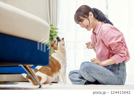 犬におやつをあげる女性 124415042