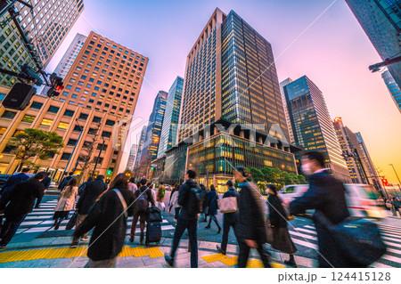 日本の東京都市景観仕事終わり…。大手町から大手町駅前の交差点などを望む。奥は丸の内＝3月21日 124415128