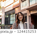 街角でにこやかに写真に収まる女性 124415253
