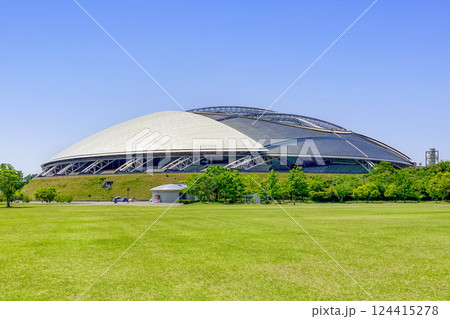 新緑と大分ドーム 124415278