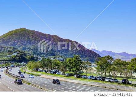 別大国道と高崎山と別府の山並み 124415415