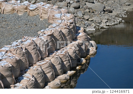 災害イメージ(　水害　豪雨災害　復旧　河川工事　護岸工事) 124416971