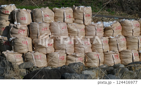 災害イメージ(　水害　豪雨災害　復旧　河川工事　護岸工事) 124416977