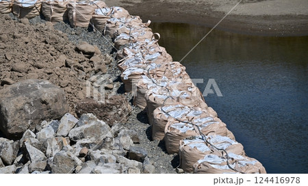 災害イメージ(　水害　豪雨災害　復旧　河川工事　護岸工事) 124416978