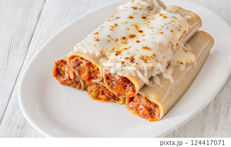 Oven-Baked Cannelloni Stuffed with Savory Bolognese and Covered in Golden Mozzarella 124417071