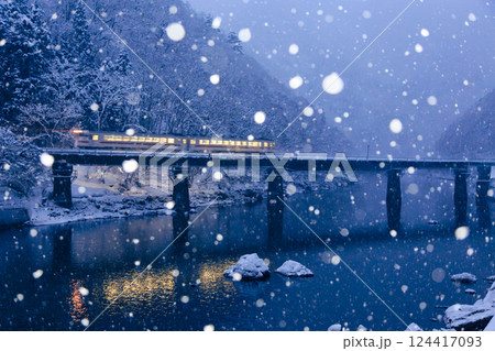 夜明けの雪の中を走る高山本線の始発列車 夜明けの雪の中を走る高山本線の始発列車 124417093