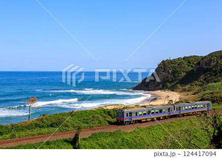風光明媚な五十猛の海岸沿いを走る山陰本線 124417094