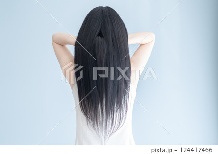 ロングヘアのした髪の綺麗な女性の後ろ姿 124417466