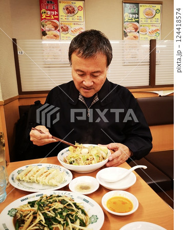 かた焼きそばを食べる男性 124418574