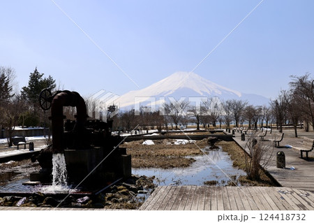 山中湖交流プラザ「きらら」からの富士山 124418732