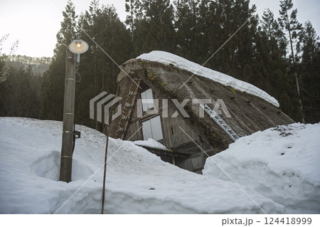 冬の白川郷 124418999