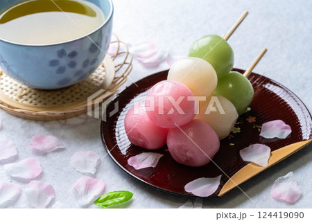 【食べ物素材】三色だんご・お花見イメージ 124419090