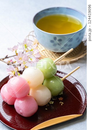 【食べ物素材】三色だんご・お花見イメージ 【食べ物素材】三色だんご・お花見イメージ 124419096