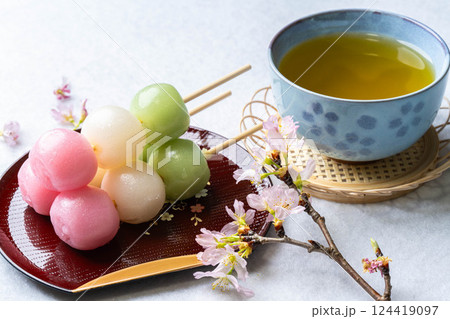 【食べ物素材】三色だんご・お花見イメージ 124419097