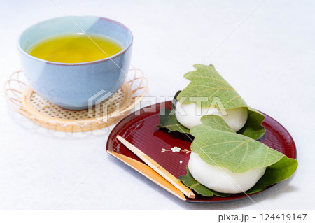 【食べ物素材】端午の節句のかしわ餅【物撮り】 【食べ物素材】端午の節句のかしわ餅【物撮り】 124419147