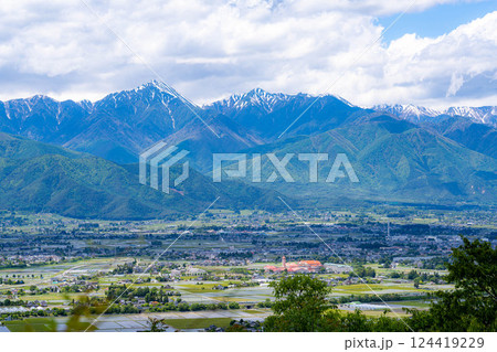 【初夏素材】北アルプスに抱かれた街・初夏の安曇野【長野県】 124419229
