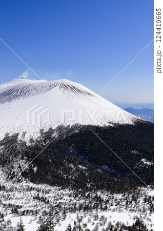 厳冬期・快晴の空と浅間山の絶景(雪景色) 厳冬期・快晴の空と浅間山の絶景(雪景色) 124419665