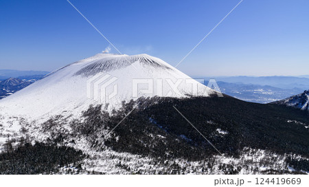 厳冬期・快晴の空と浅間山の絶景(雪景色) 厳冬期・快晴の空と浅間山の絶景(雪景色) 124419669