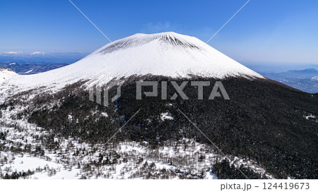 厳冬期・快晴の空と浅間山の絶景（雪景色） 124419673