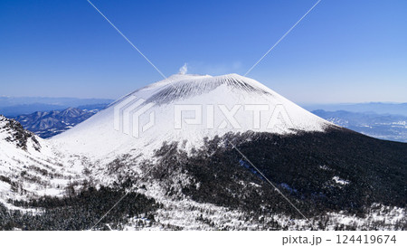厳冬期・快晴の空と浅間山の絶景(雪景色) 厳冬期・快晴の空と浅間山の絶景(雪景色) 124419674