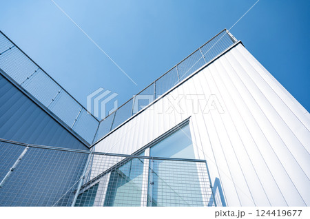 青空を背景にした倉庫建設　工場の壁 124419677