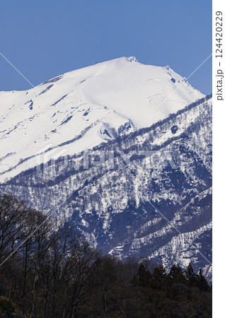みなかみ町・麓から見る谷川岳の絶景(雪山) みなかみ町・麓から見る谷川岳の絶景(雪山) 124420229