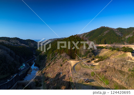 湖面を吹き渡る風 2025年春奈良布目ダムにて 夕日に照らされる布目川沿いの山肌 湖面を吹き渡る風 2025年春奈良布目ダムにて 夕日に照らされる布目川沿いの山肌 124420695